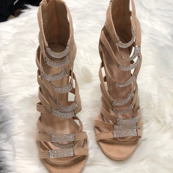 Lilian’s tan heels sz 10 with rhinestones 8.5 - Picture 6 of 7